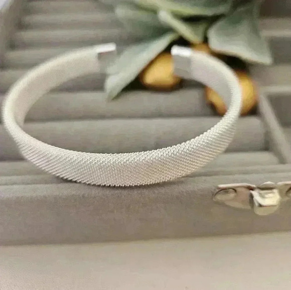 Jewelry - Exquisite 925 Sterling silver bangle bracelet. Mesh design adjustable.